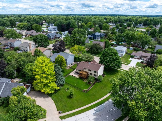 1650 Prairie Vista Drive, Bettendorf, IA 52722
