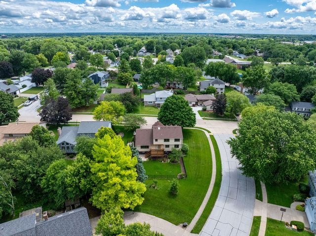 1650 Prairie Vista Drive, Bettendorf, IA 52722