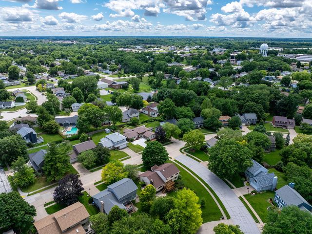 1650 Prairie Vista Drive, Bettendorf, IA 52722
