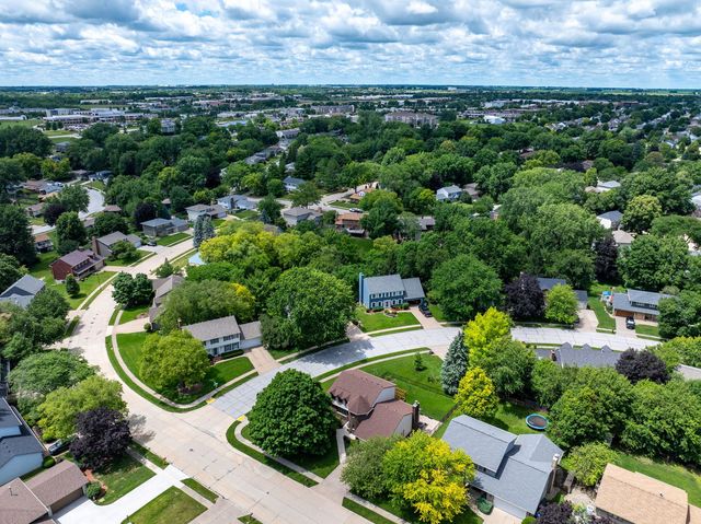 1650 Prairie Vista Drive, Bettendorf, IA 52722