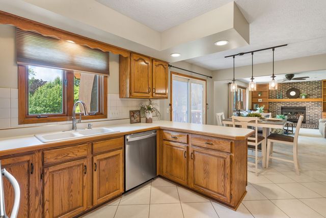 1650 Prairie Vista Drive, Bettendorf, IA 52722