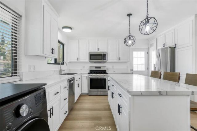 8400 Chimineas Avenue, Northridge, CA 91325