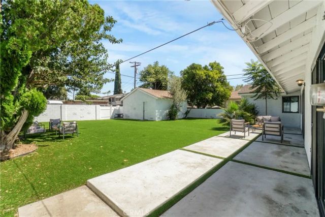 8400 Chimineas Avenue, Northridge, CA 91325