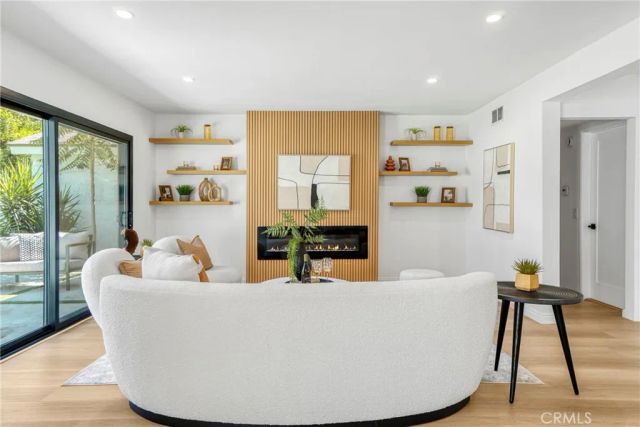 8400 Chimineas Avenue, Northridge, CA 91325