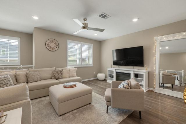 133 Llano De Los Robles Avenue 3, San Jose, CA 95136