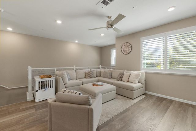 133 Llano De Los Robles Avenue 3, San Jose, CA 95136