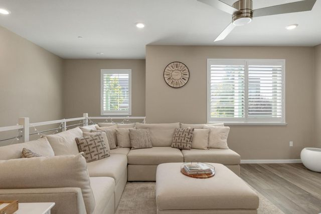 133 Llano De Los Robles Avenue 3, San Jose, CA 95136