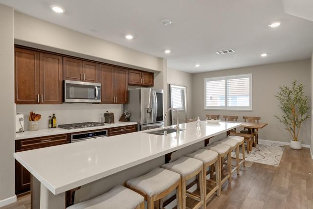 133 Llano De Los Robles Avenue 3, San Jose, CA 95136