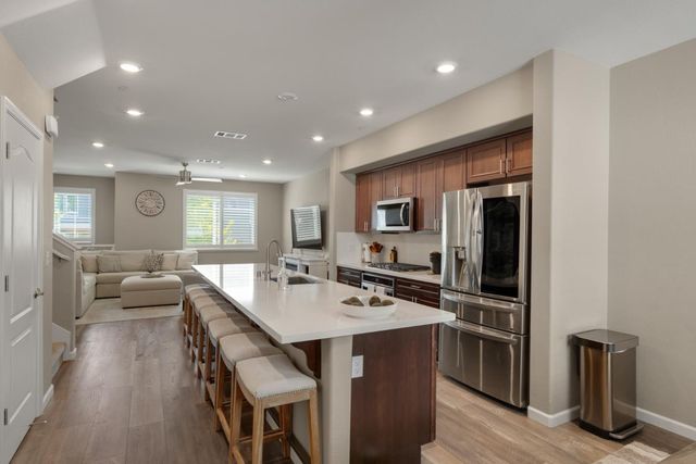 133 Llano De Los Robles Avenue 3, San Jose, CA 95136