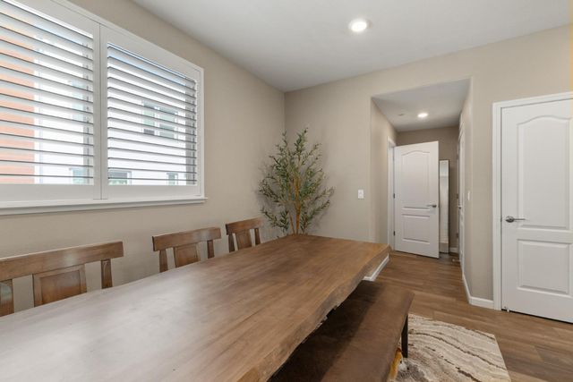 133 Llano De Los Robles Avenue 3, San Jose, CA 95136