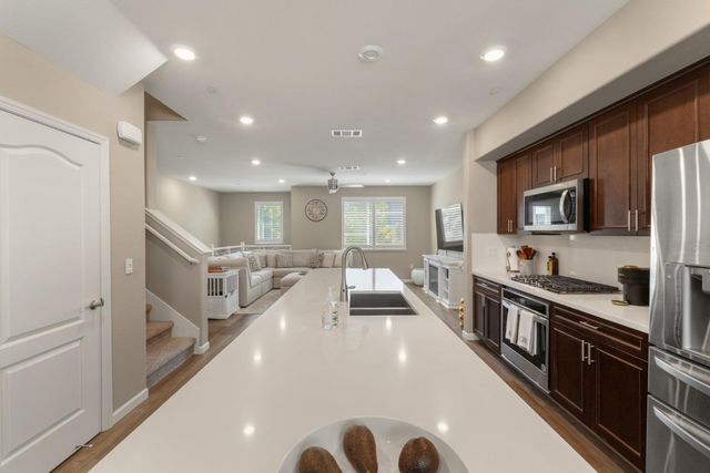133 Llano De Los Robles Avenue 3, San Jose, CA 95136