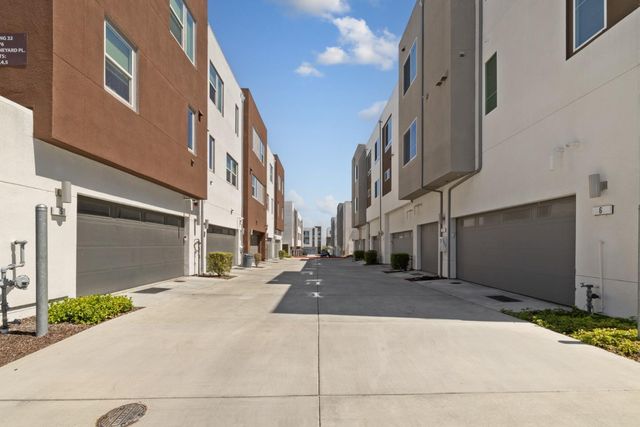 133 Llano De Los Robles Avenue 3, San Jose, CA 95136