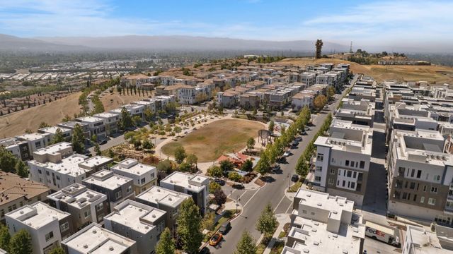 133 Llano De Los Robles Avenue 3, San Jose, CA 95136