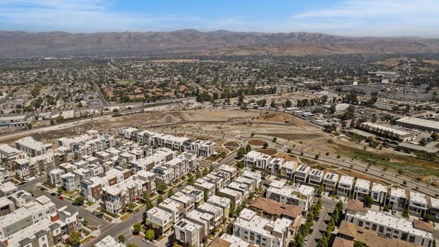 133 Llano De Los Robles Avenue 3, San Jose, CA 95136