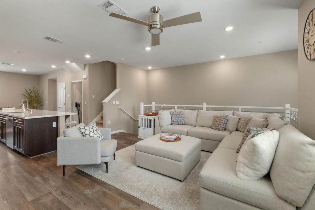 133 Llano De Los Robles Avenue 3, San Jose, CA 95136