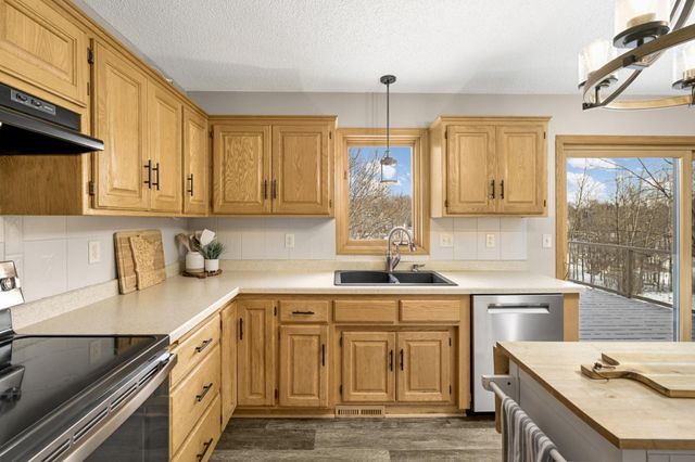 4751 Helmo Avenue N, Oakdale, MN 55128