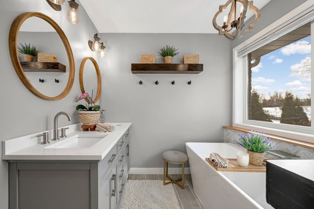 4751 Helmo Avenue N, Oakdale, MN 55128