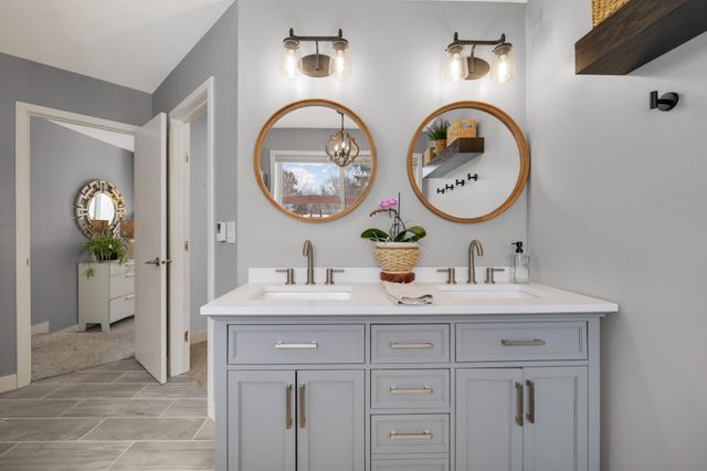 4751 Helmo Avenue N, Oakdale, MN 55128