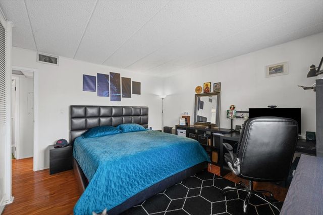 3223 W Parkway Drive 3A, Northbrook, IL 60062