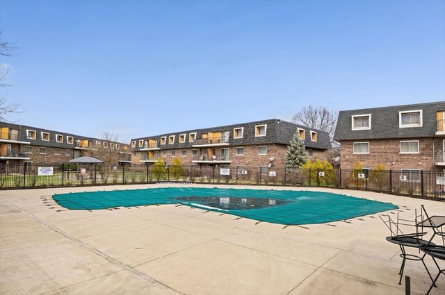 3223 W Parkway Drive 3A, Northbrook, IL 60062