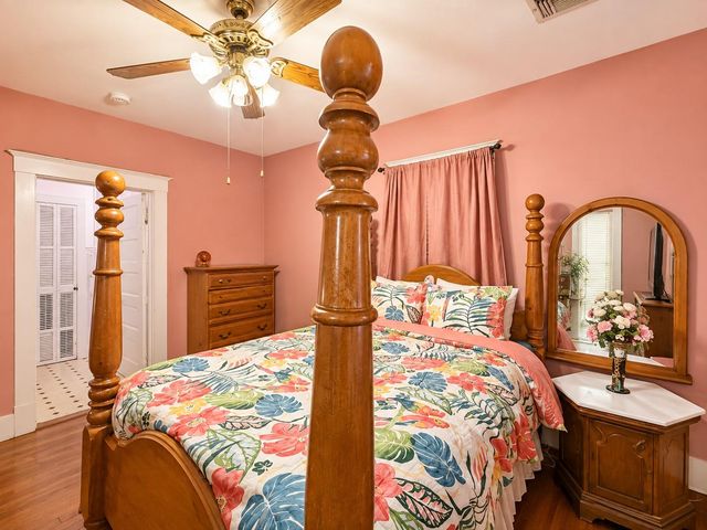 1012 W Adoue Street, Alvin, TX 77511