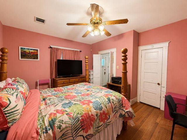 1012 W Adoue Street, Alvin, TX 77511