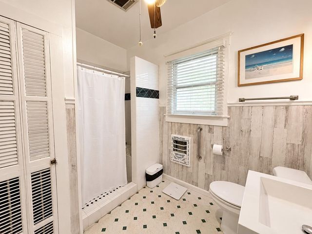 1012 W Adoue Street, Alvin, TX 77511