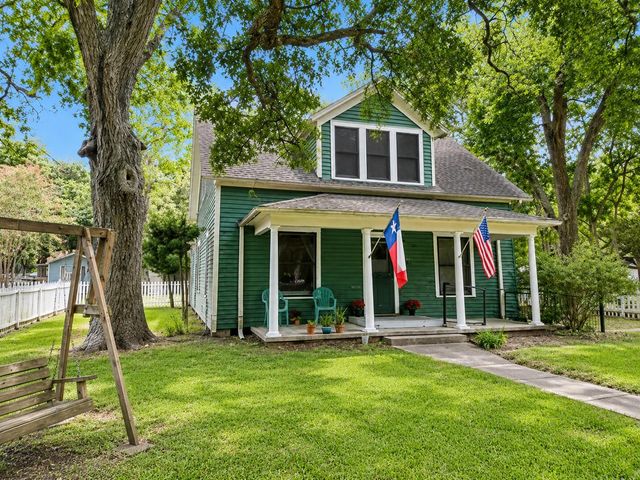1012 W Adoue Street, Alvin, TX 77511