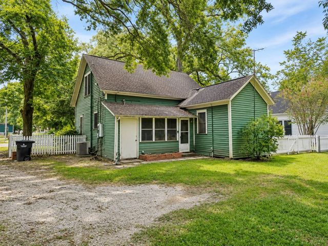 1012 W Adoue Street, Alvin, TX 77511