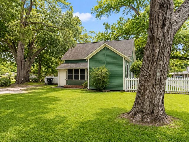 1012 W Adoue Street, Alvin, TX 77511