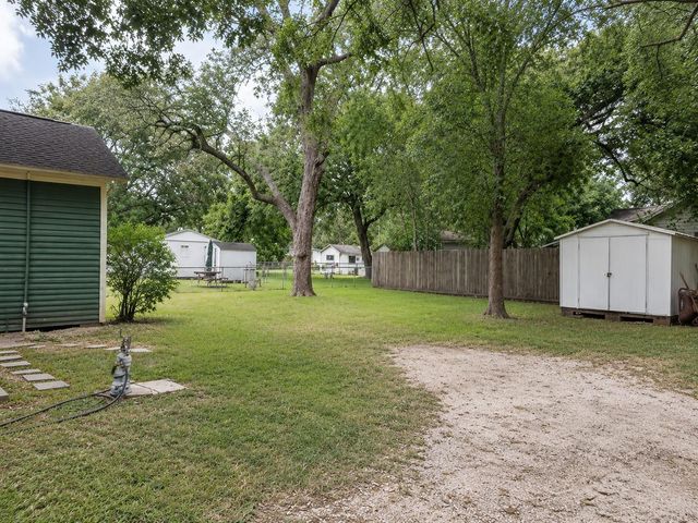 1012 W Adoue Street, Alvin, TX 77511