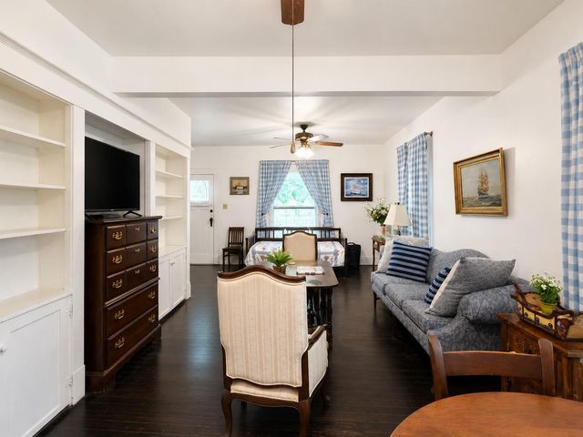 1012 W Adoue Street, Alvin, TX 77511