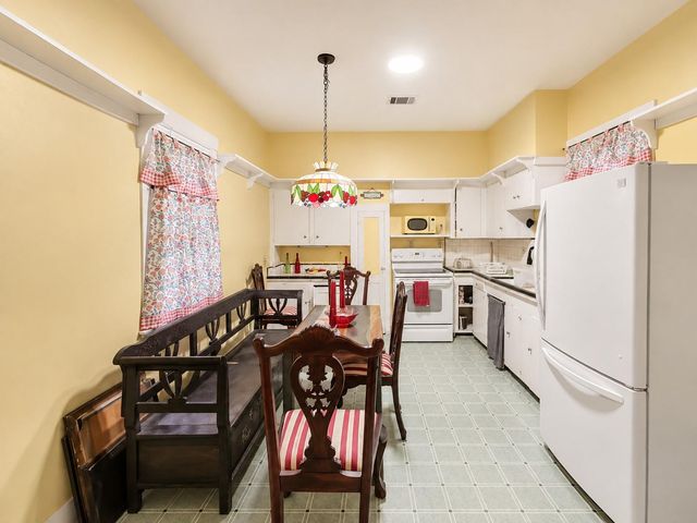 1012 W Adoue Street, Alvin, TX 77511