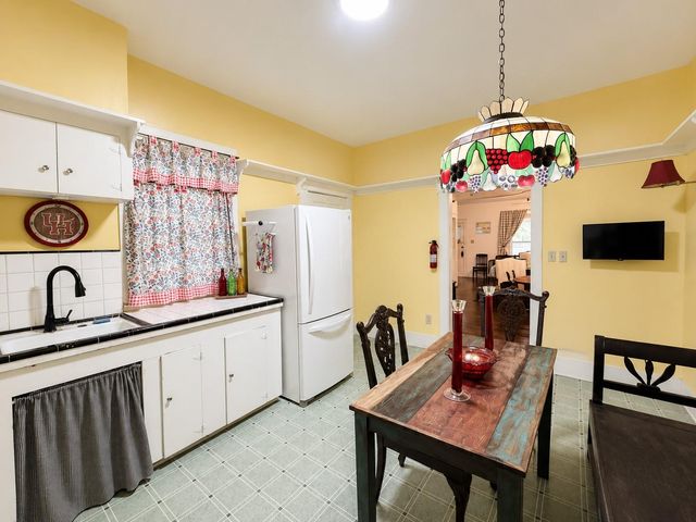 1012 W Adoue Street, Alvin, TX 77511