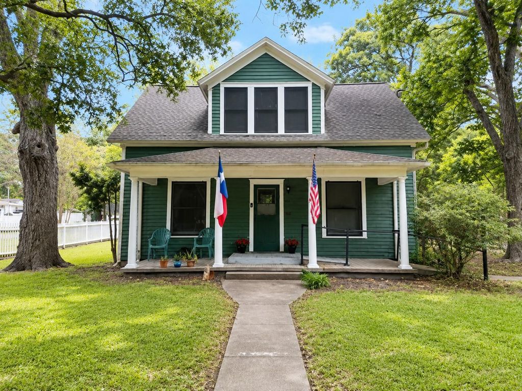 1012 W Adoue Street, Alvin, TX 77511
