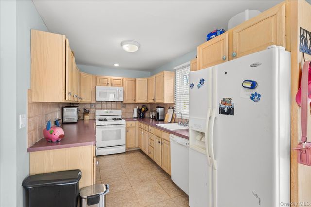 686 Adams Avenue, Lindenhurst, NY 11757