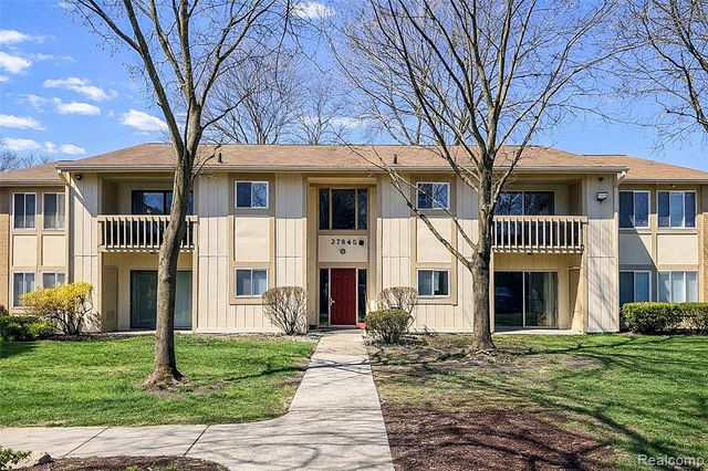 27845 Berrywood Lane, Farmington, MI 48334