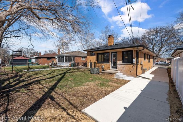 23701 Marlow Street, Oak Park, MI 48237