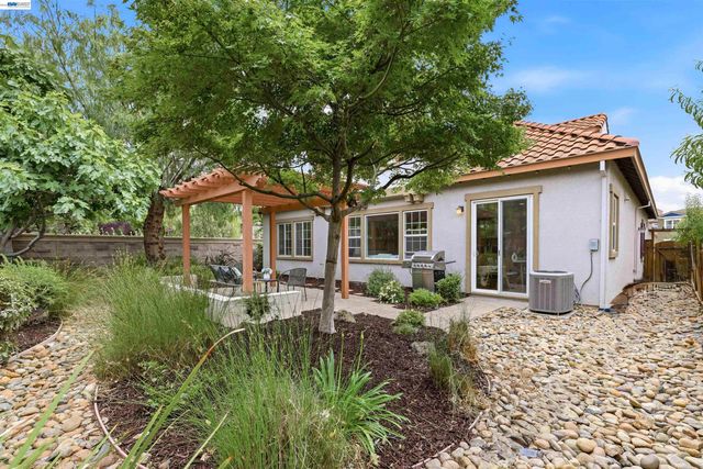 10 N Echo Park Ct, Mountain House, CA 95391