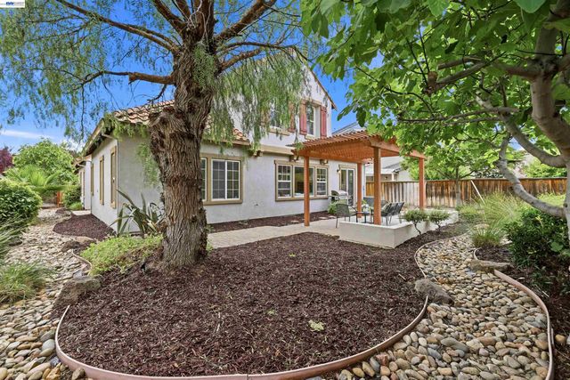 10 N Echo Park Ct, Mountain House, CA 95391