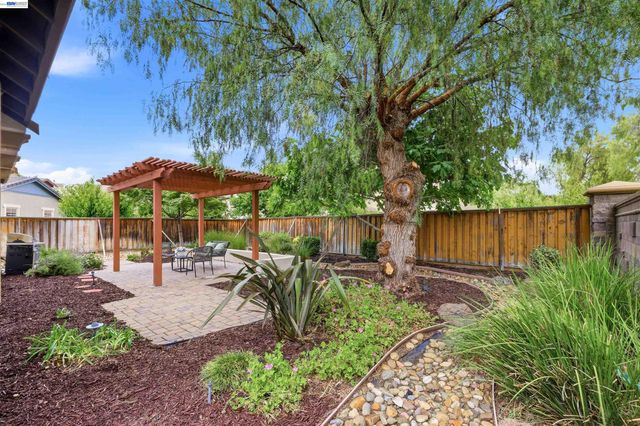 10 N Echo Park Ct, Mountain House, CA 95391