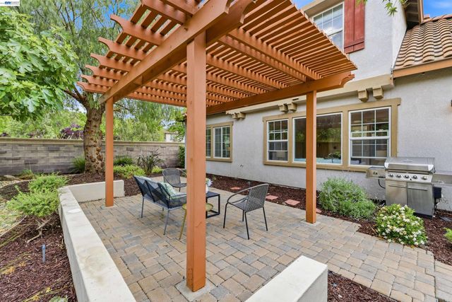 10 N Echo Park Ct, Mountain House, CA 95391