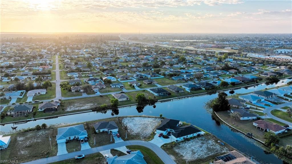 Image 4 of property listing at 817 SW 8th ST, Cape Coral, FL 33991