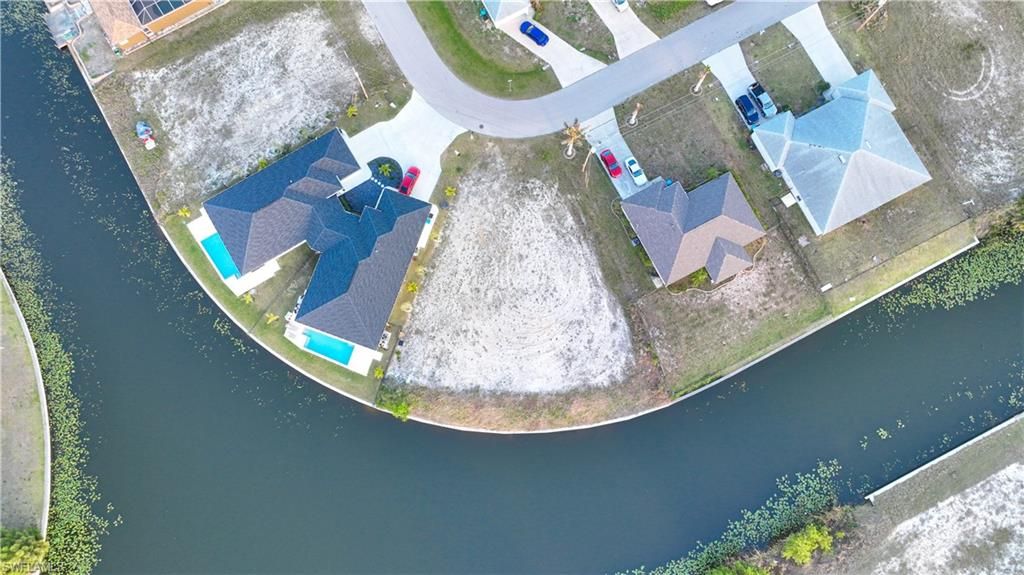 Image 6 of property listing at 817 SW 8th ST, Cape Coral, FL 33991