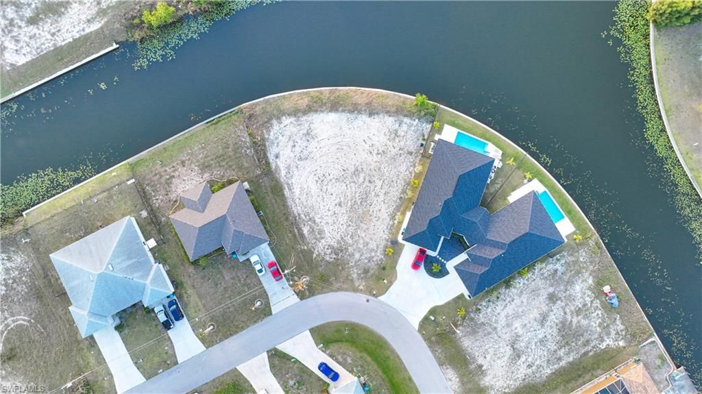 Image 7 of property listing at 817 SW 8th ST, Cape Coral, FL 33991