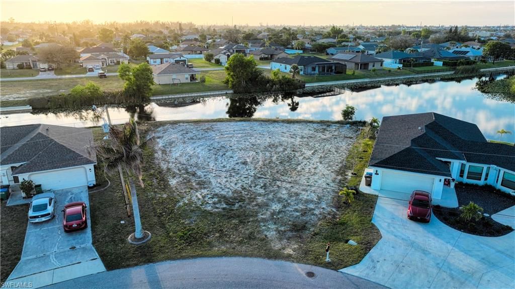 Image 8 of property listing at 817 SW 8th ST, Cape Coral, FL 33991