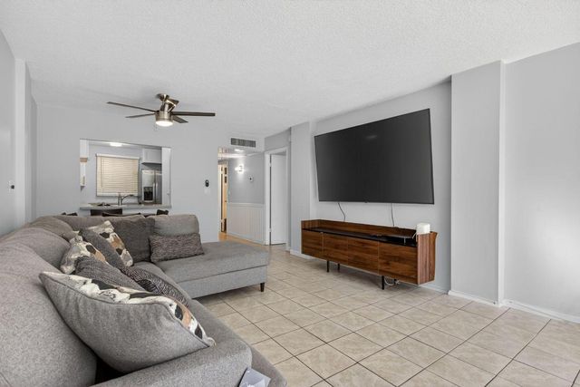 107 Royal Park Drive 1e, Oakland Park, FL 33309