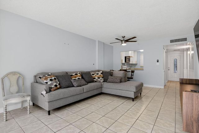 107 Royal Park Drive 1e, Oakland Park, FL 33309