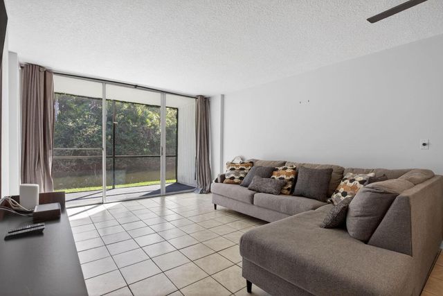 107 Royal Park Drive 1e, Oakland Park, FL 33309