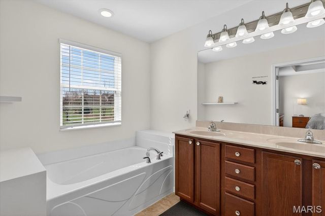 5037 Bristol Hill Dr, O'fallon, IL 62269